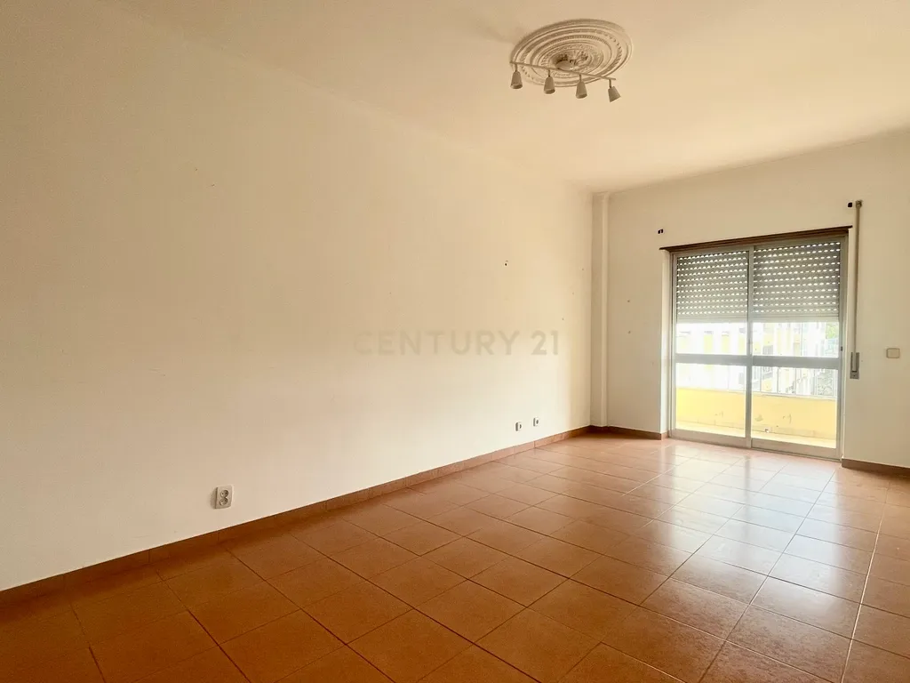 Apartamento T2 com Duas Varandas, no Centro do Pinhal Novo - Image 2