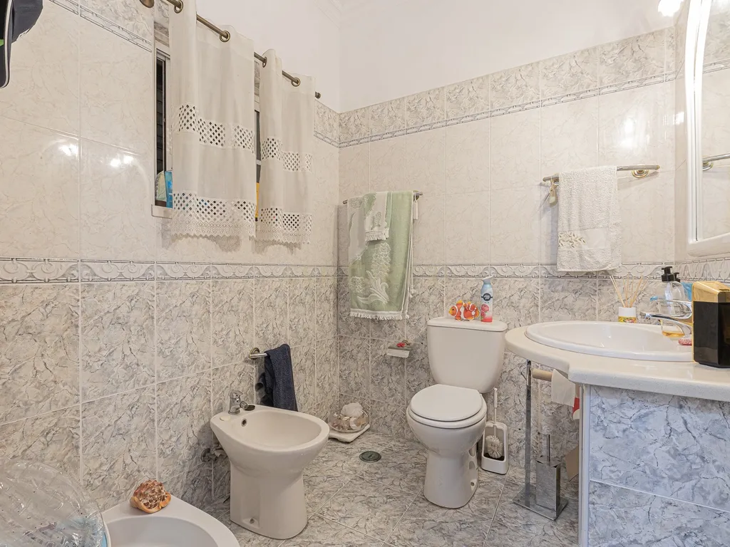 Moradia T4 com 3 Pisos + Sótão e Garagem — Famões - Image 35