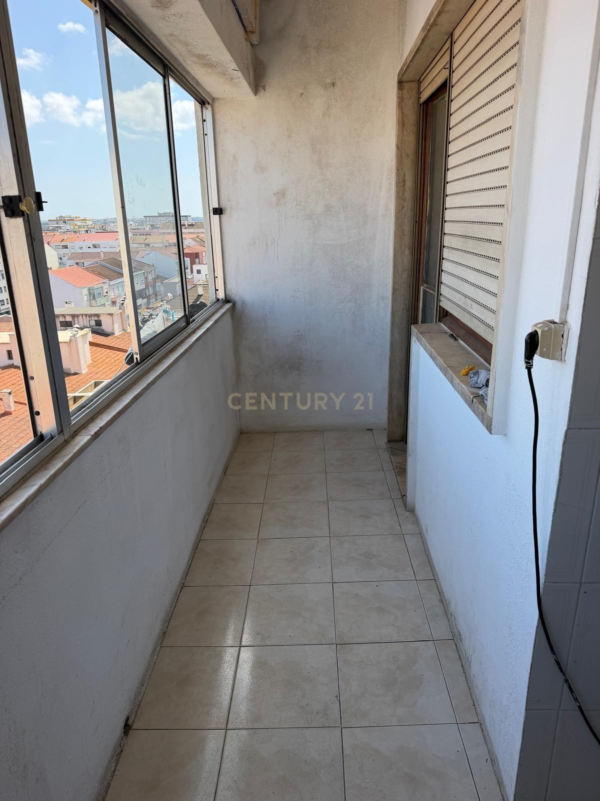 Fotografia 5 de Apartamento T1 com Terraço de 125 m² no Centro do Barreiro