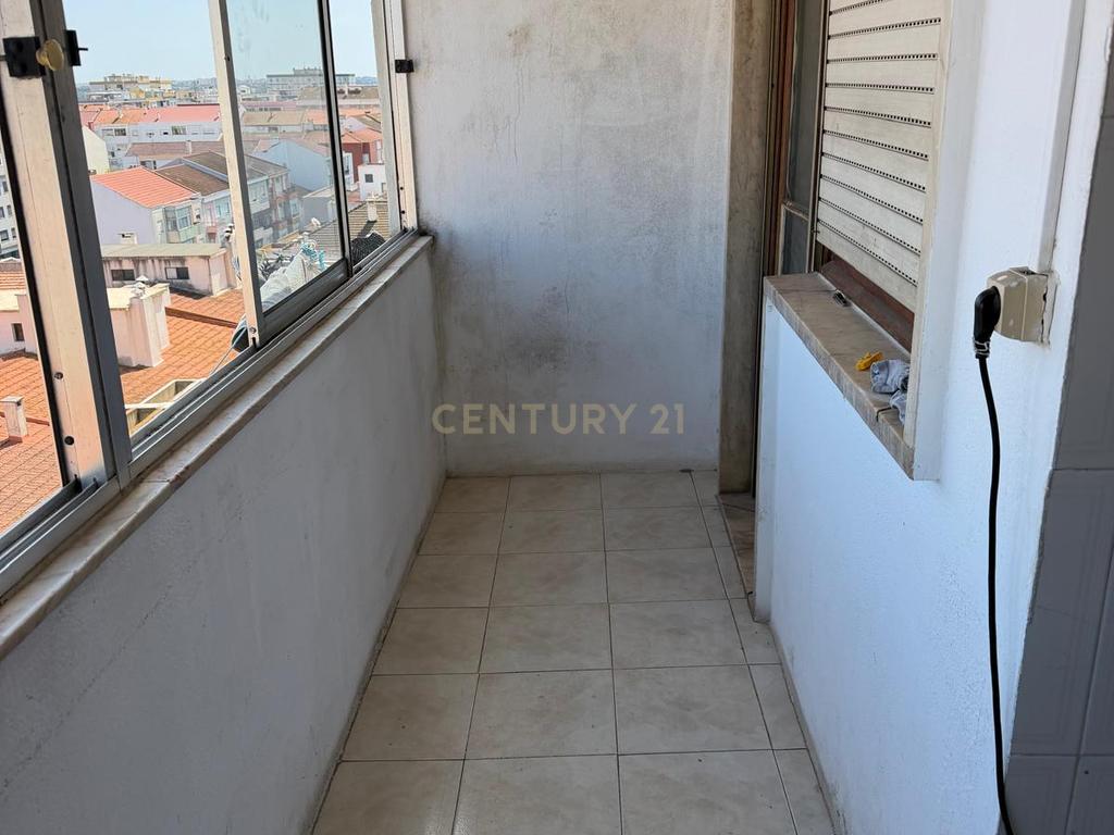 Apartamento T1 com Terraço de 125 m² no Centro do Barreiro - Image 5