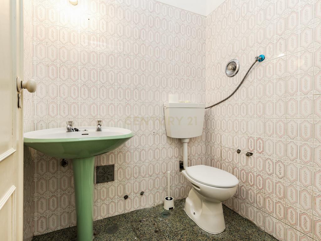 T4 com Vista de Rio nos Olivais – Uma Oportunidade para Remodelar a Seu Gosto! - Image 21