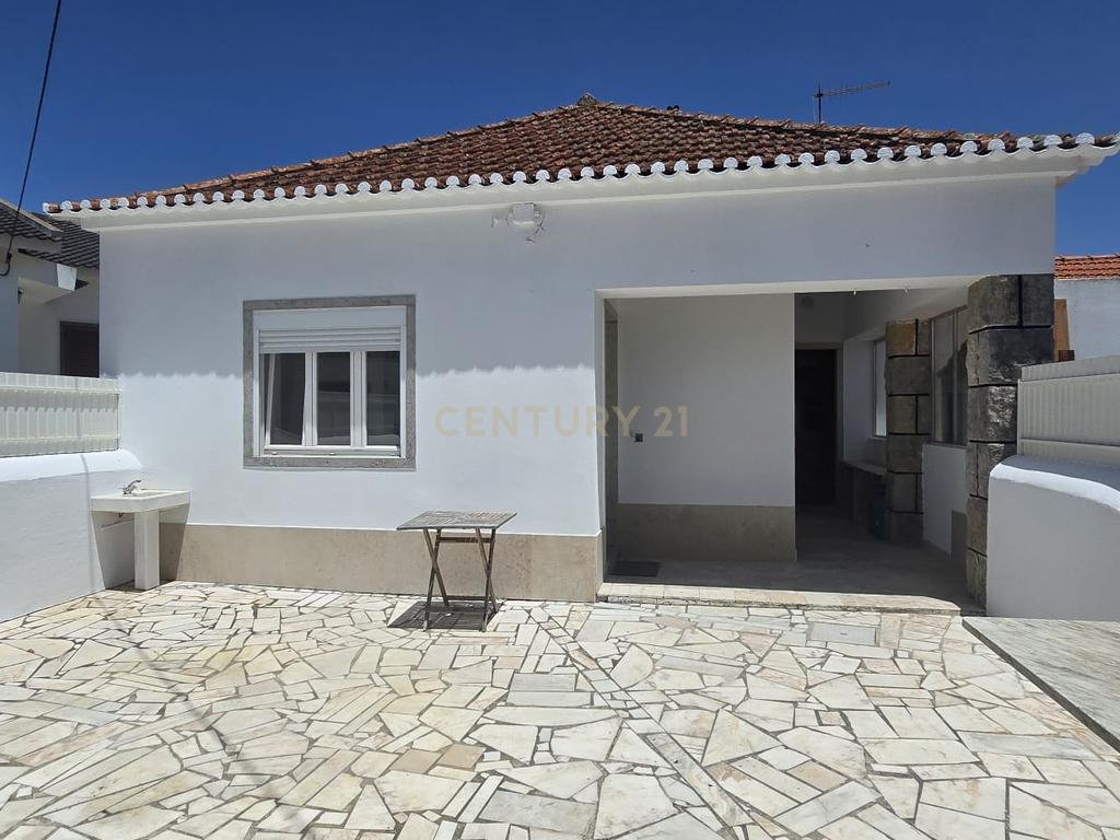 Moradia Renovada T2 em Magoito - Sintra com Terraço e Luz Natural - Image 13