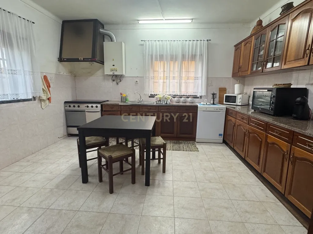 Espetacular Moradia T4 com Jardim e Vista Campestre em Alenquer - Image 37