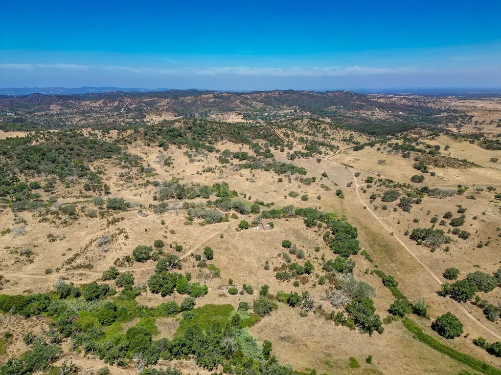 Herdade com 59,225 ha , 687m2 urbano, nascente de água, em Colos, Odemira - Image 16