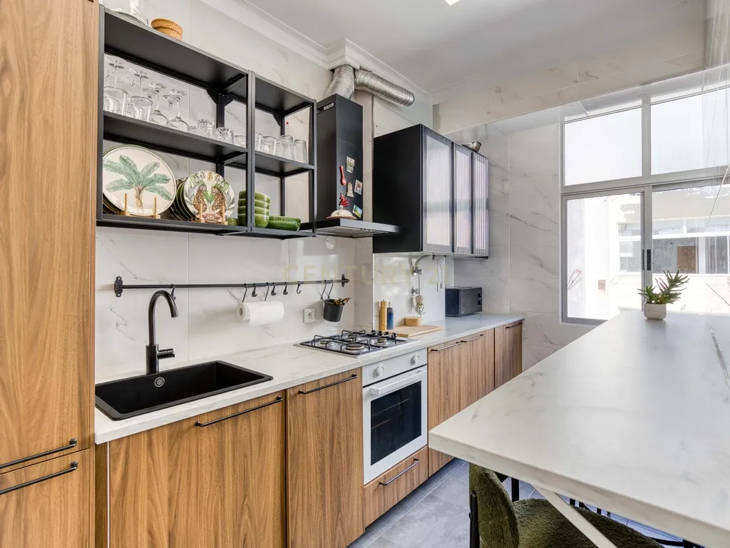 T2 renovado em 2024, cozinha equipada e excelente luminosidade em Queluz - Image 18