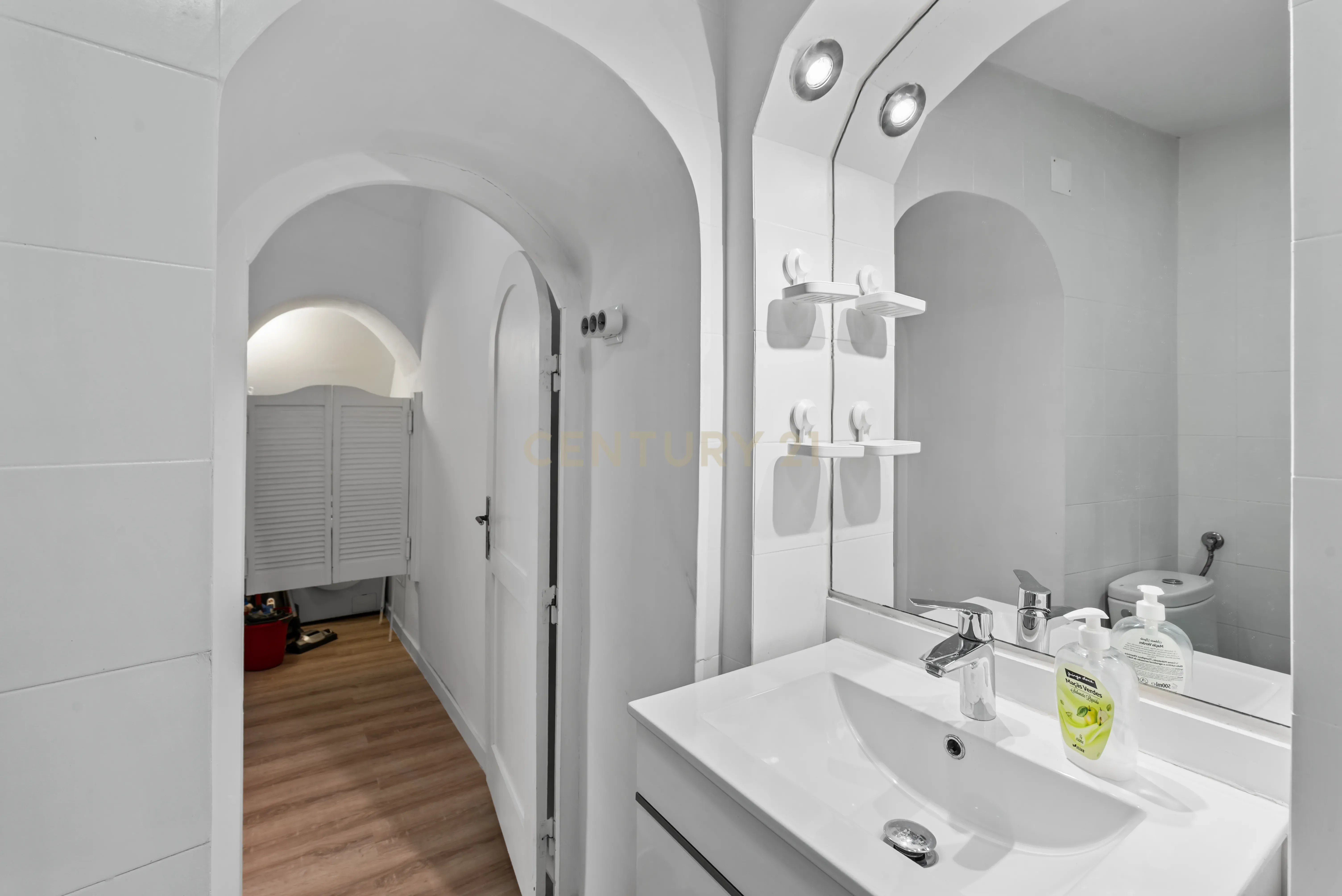 Fotografia 12 de Loft T0+1 Renovado em Alcântara a 50 metros da futura estação de metro de Alcântara