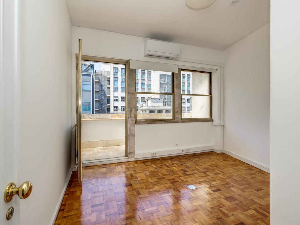 Escritório em zona de prestígio com 210 m² a 30 metros da Avenida da Liberdade! - Image 17