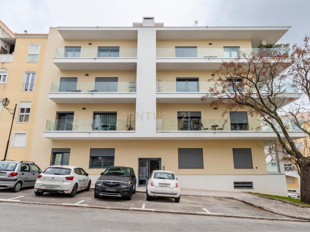 T2 Semi-Novo (2023) | Terraço/Varanda em U de 60 m² | Parqueamento + Arrecadação | Elevador | Quinta da Várzea, Sobreda (Almada) - Image 4