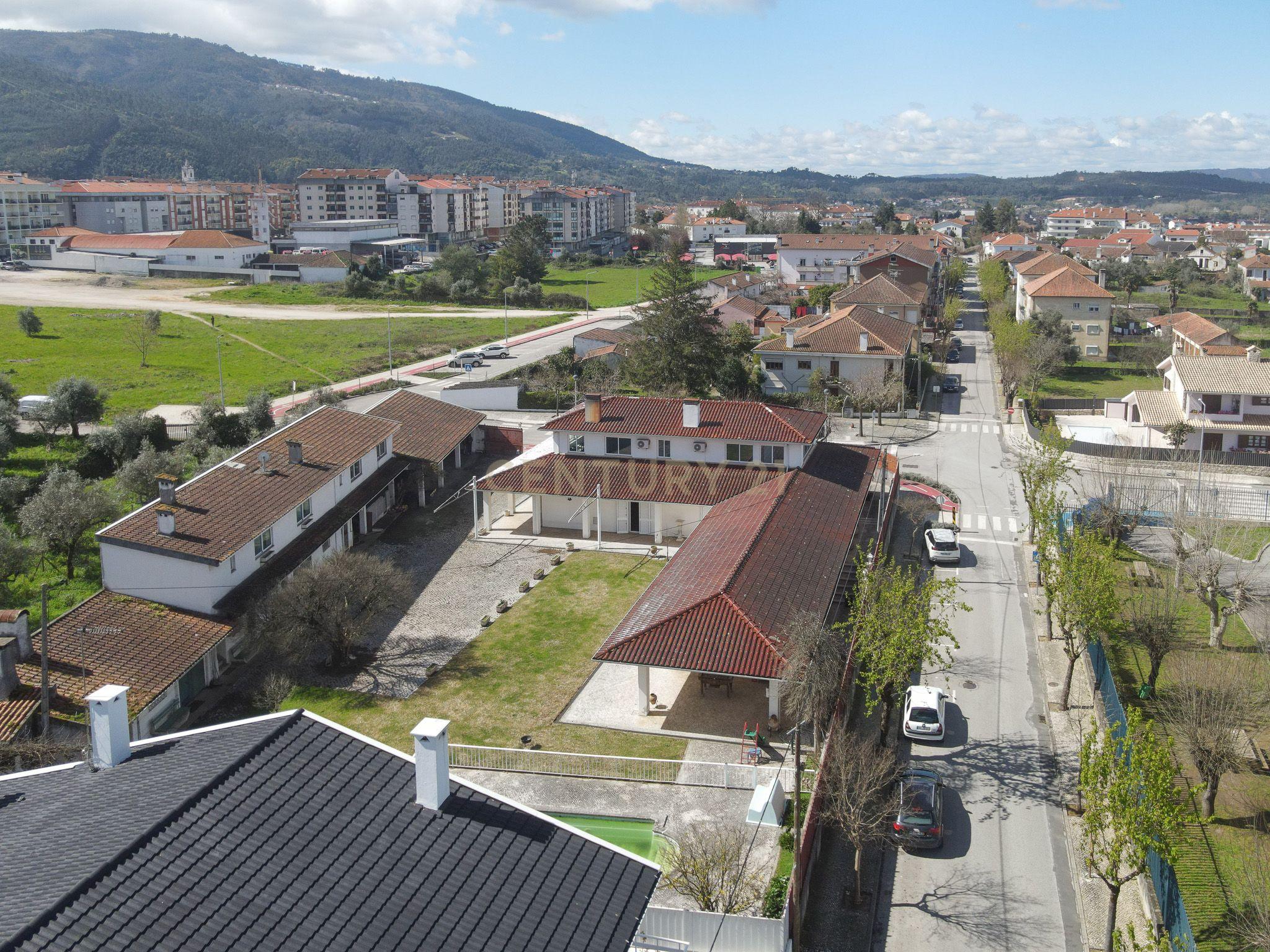 Moradia T5 com varanda coberta,terraço,piscina,jardim,poço,anexo e telheiro numa localização privilegada no centro de Lousã - Image 7
