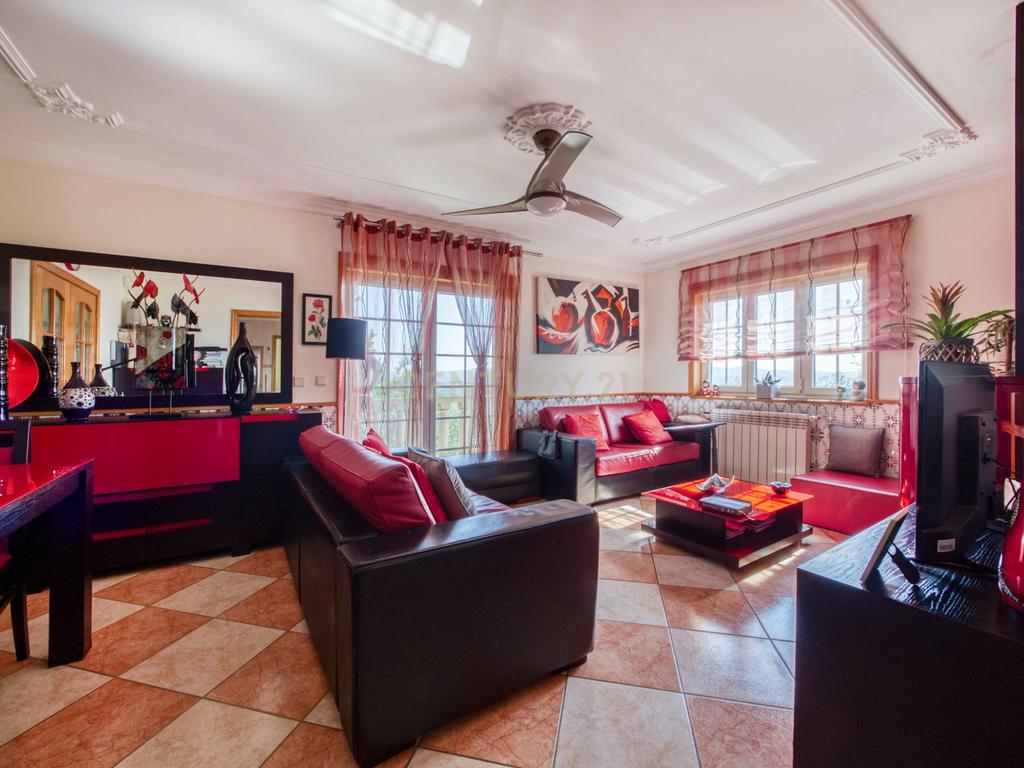 Moradia localizada na capital de distrito, no coração do Nordeste Transmontano. - Image 5