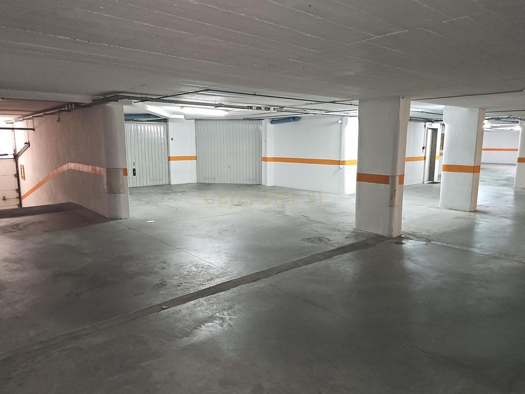 Oportunidade Única em Massamá – Garagem Ampla com Potencial de Oficina - Image 4