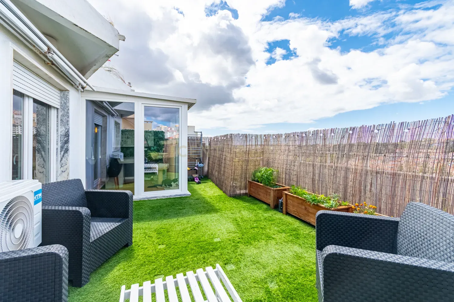 Fotografia 7 de T3+1 Remodelado com Terraço | Último Piso | Centro de Queluz