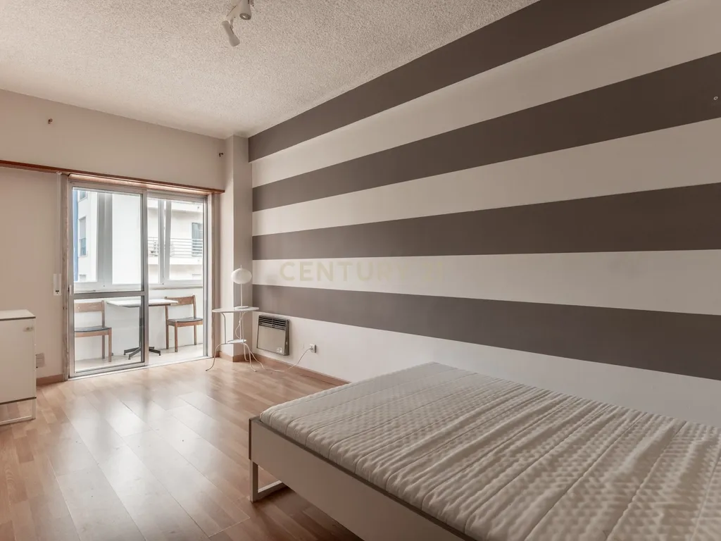 Apartamento T3 com elevador e garagem na Rua Luciano Cordeiro, em Lisboa - Image 27