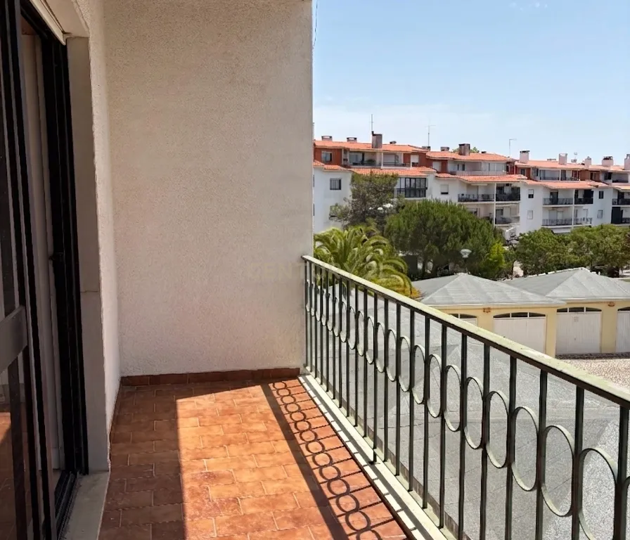 T2 remodelado com garagem em Cascais - Image 13