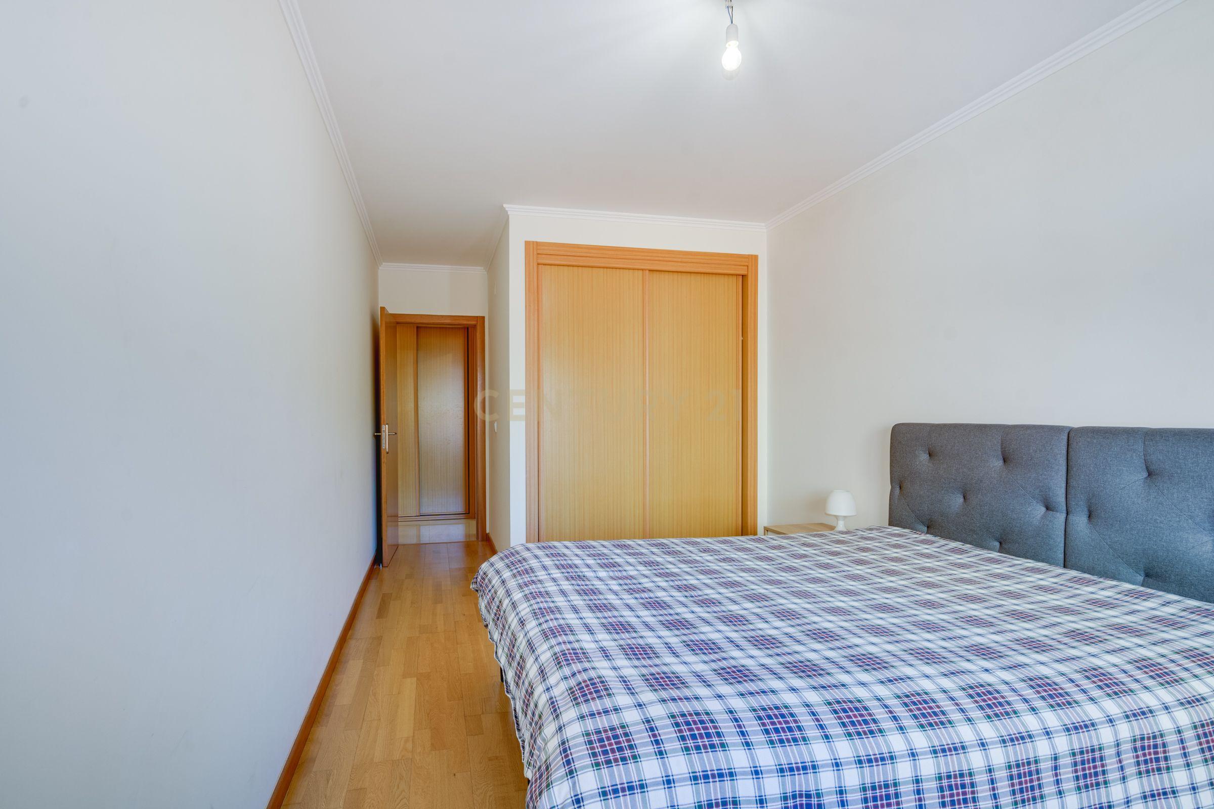 Fotografia 3 de Apartamento T2 com Varanda em Loures - Oportunidade Única!