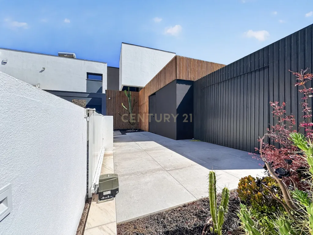 Moradia T3 de Excelência na Aroeira – Conforto, Elegância e Qualidade de Construção - Image 33