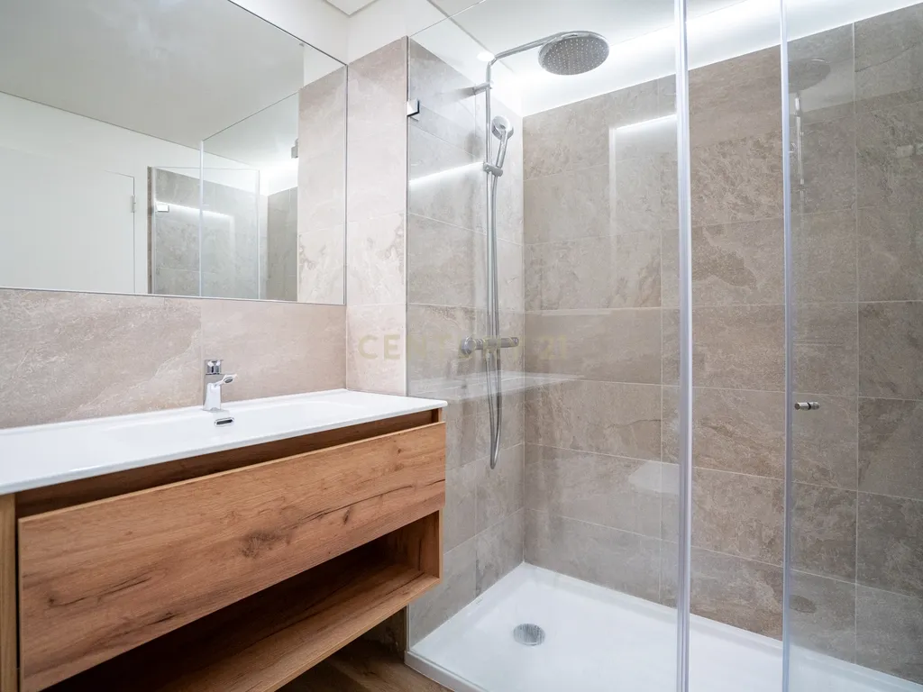 Exclusivo T3 no Terraces Mirear com Varanda, Piscina, Ginásio e Sauna – Miraflores - Image 16