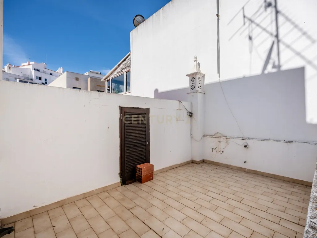 Moradia com 3 Quartos, Quintal e Terraço – Excelente Localização em Albufeira - Image 19