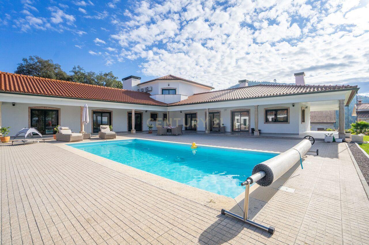 Moradia T4 de qualidade em estado novo com varanda coberta, piscina, terraço, jardim,canil,garagem dupla e vistas boas numa localização sossegada - Image 5