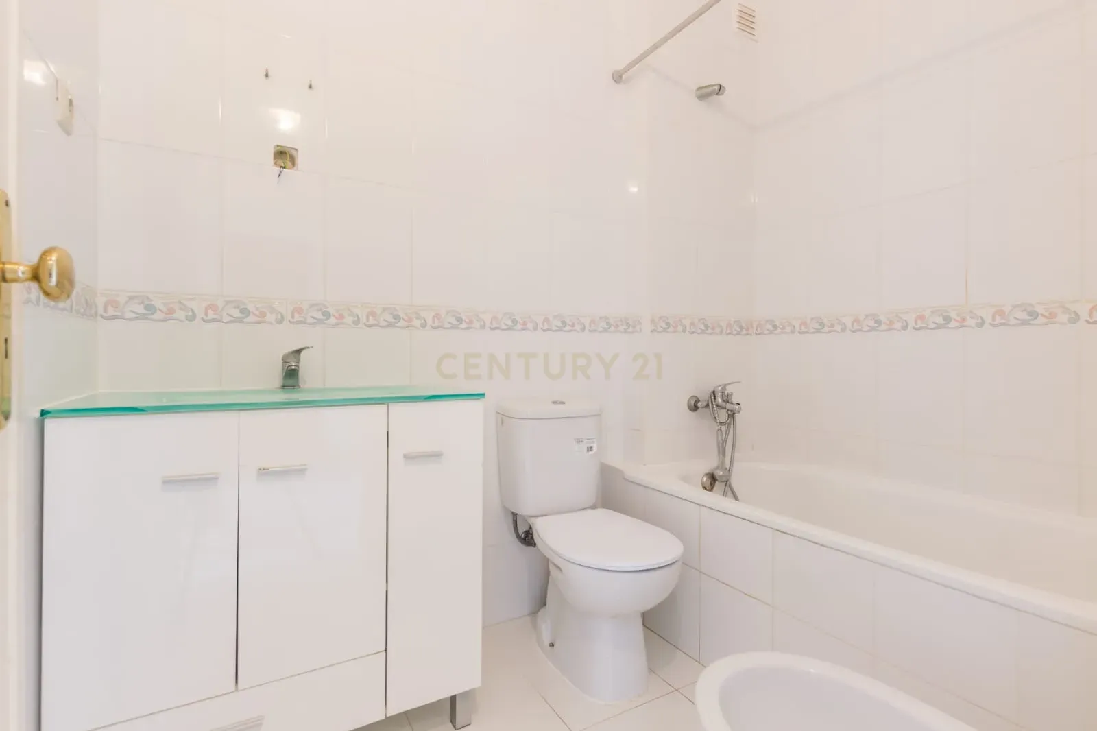 Apartamento T2 em Setúbal - Vista Cidade e Proximidade de Serviços - Image 2