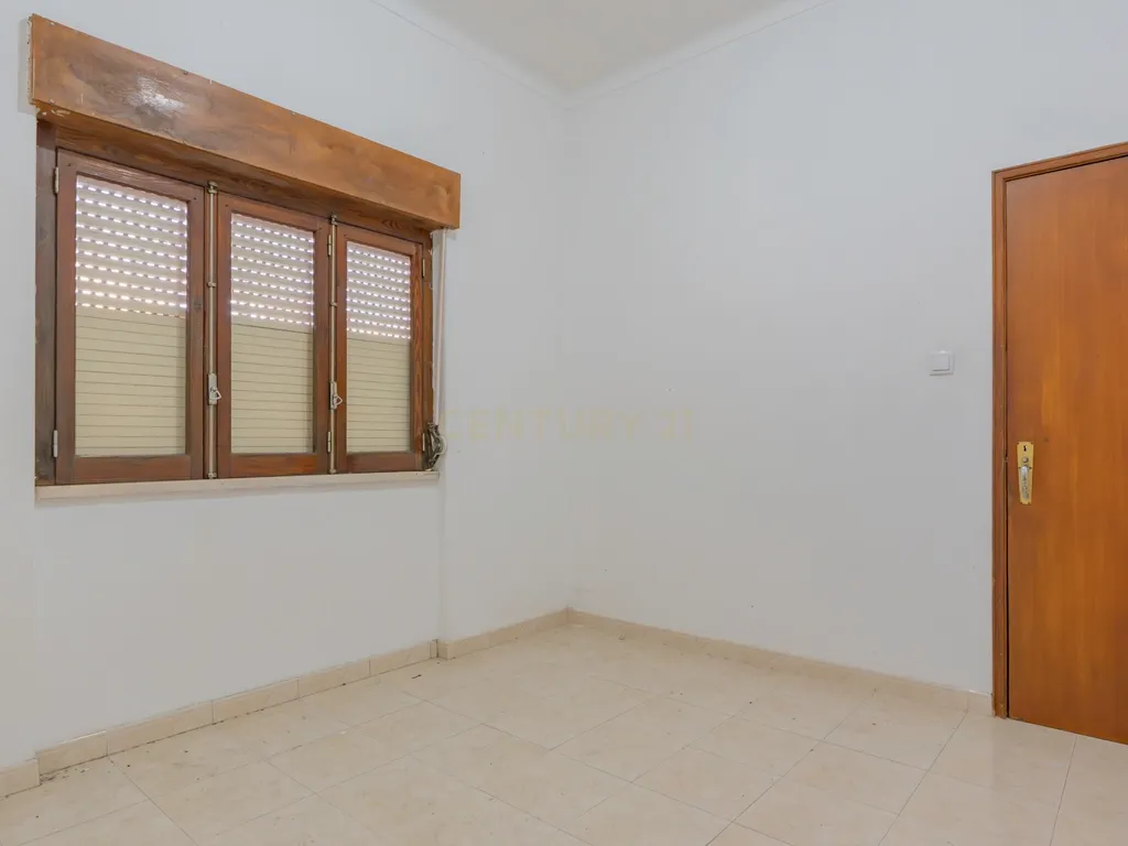 Moradia Isolada com Terreno de 1041 m² – Um Mundo de Possibilidades! - Image 32
