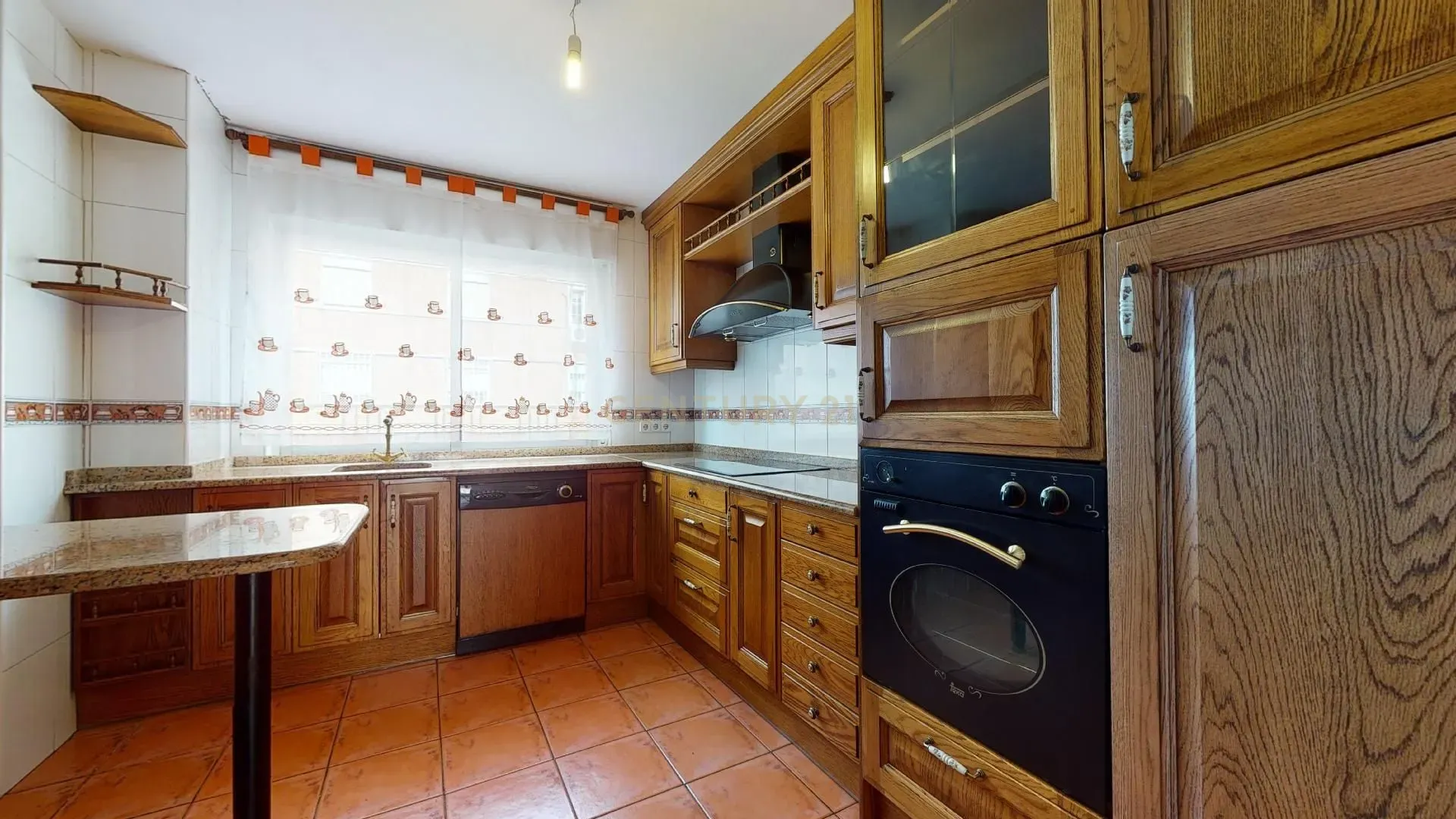 Apartamento Espaçoso em Madrid com Vista para a Cidade - Image 1