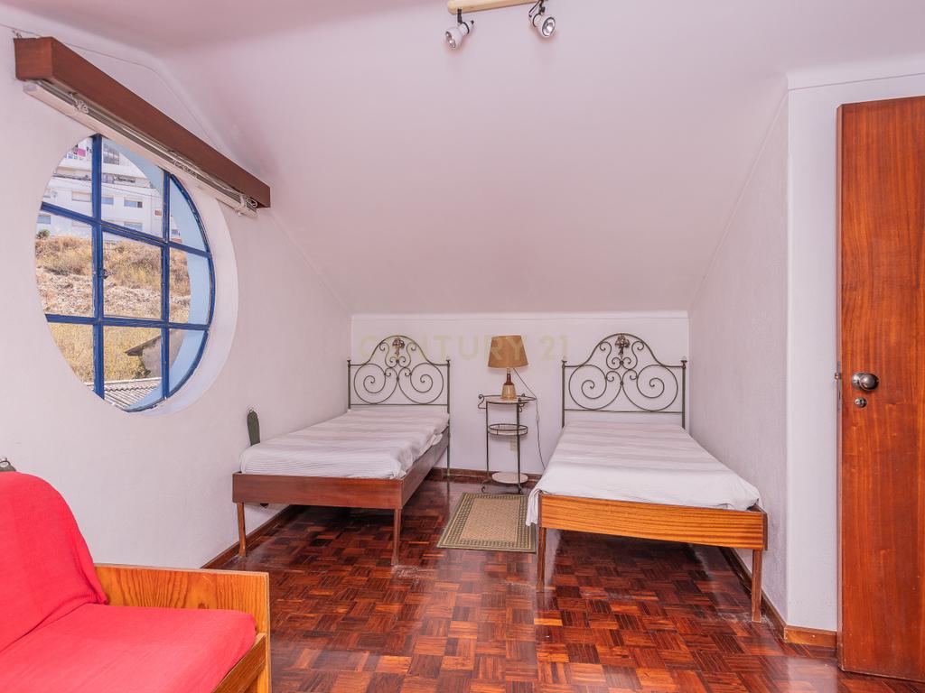 T4 Duplex na Vila de Sesimbra – Ideal para Férias em Família - Image 10