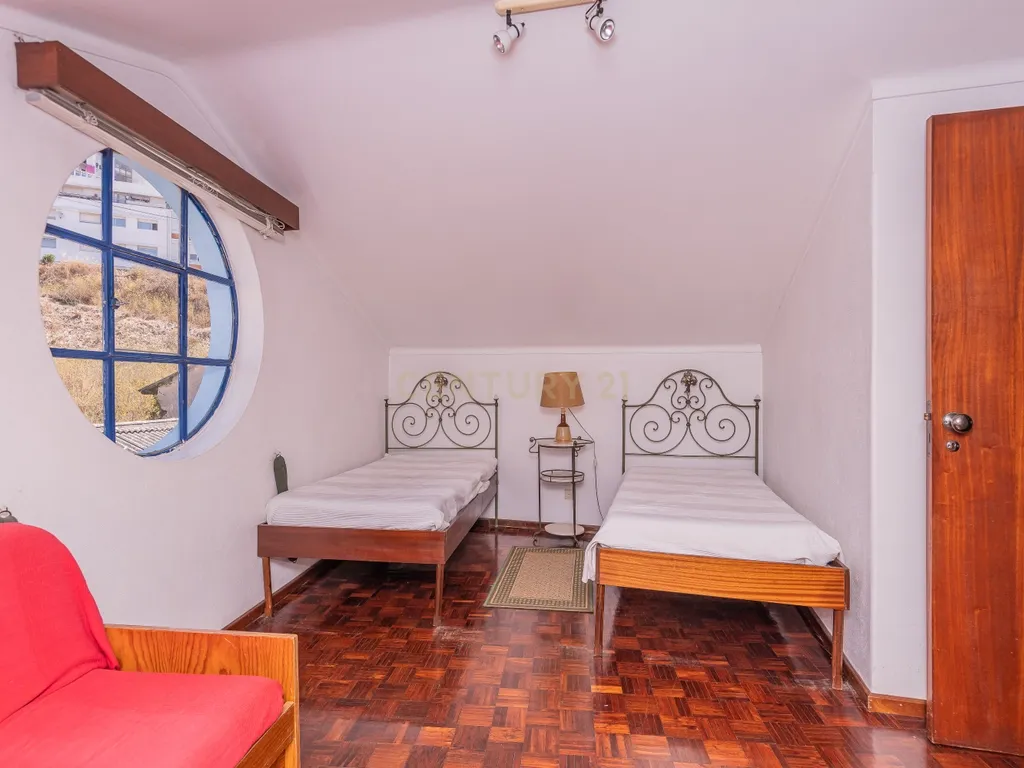 T4 Duplex na Vila de Sesimbra – Ideal para Férias em Família - Image 10