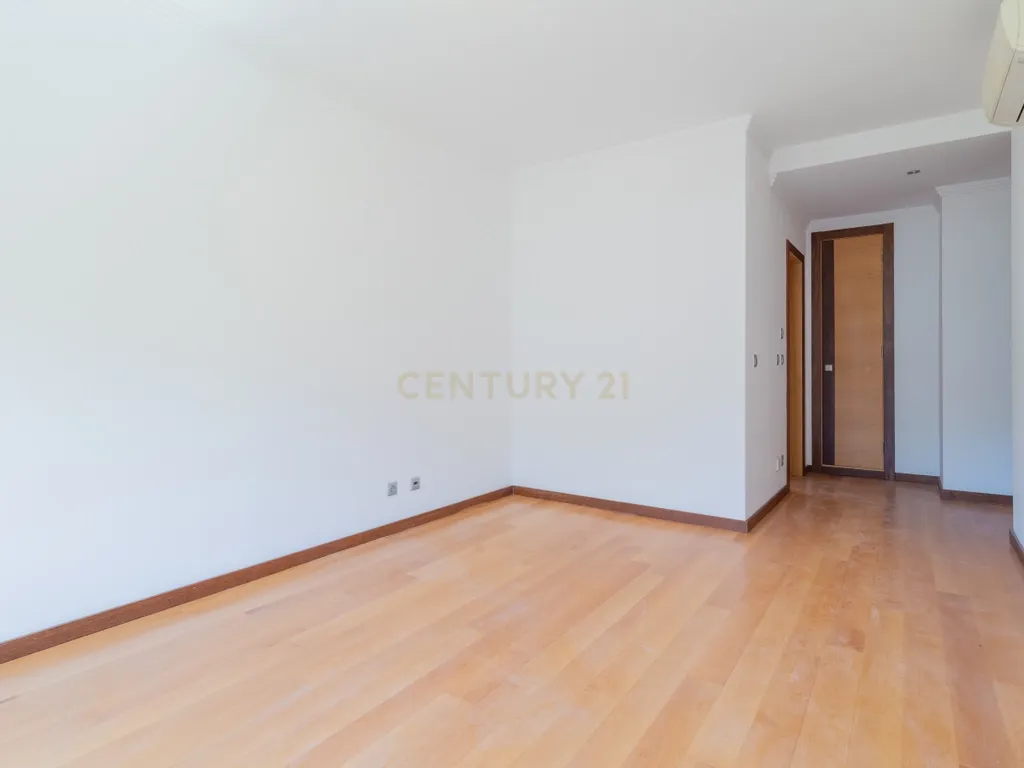 Luxuoso apartamento no Monte Estoril, Cascais com Vista Panorâmica e Acessos - Image 14