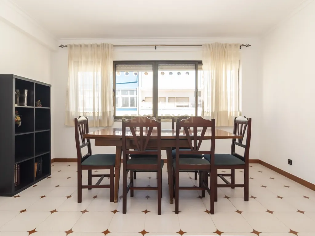 Apartamento T2 de 98m2 com Excelentes Áreas e 2 WC no Centro da Costa da Caparica - Image 11