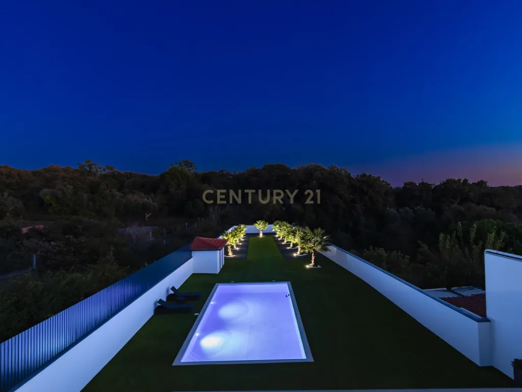 Propriedade Totalmente Renovada com Armazém/Garagem de Grande Dimensão e Piscina em Monte Real - Image 2