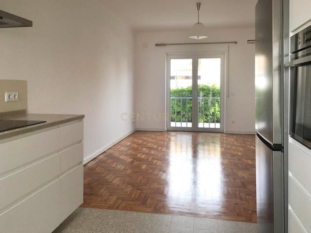 🏡 Moradia Geminada T2 Renovada para arrendamento no Livramento – Perto das Praias e de Lisboa - Image 9