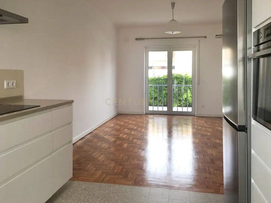 🏡 Moradia Geminada T2 Renovada para arrendamento no Livramento – Perto das Praias e de Lisboa - Image 9