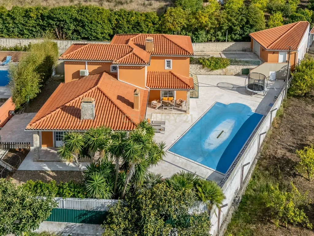 Elegante Moradia T4 com Piscina e Jardim em Mafra: Um Equilíbrio Perfeito entre Campo e Praia - Image 47