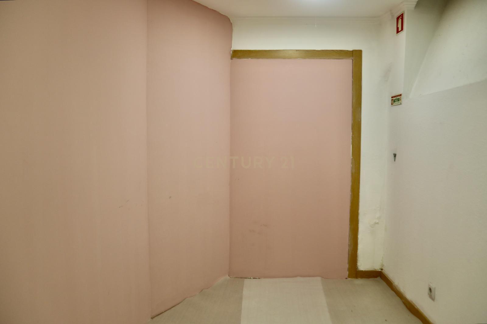 Trespasse de loja pronto a vestir em Benfica - Image 11