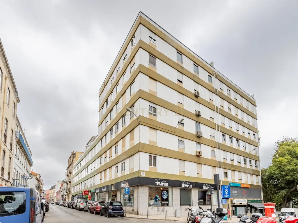 Apartamento T2 renovado, com estacionamento e elevador, em Campo de Ourique, Lisboa - Image 20