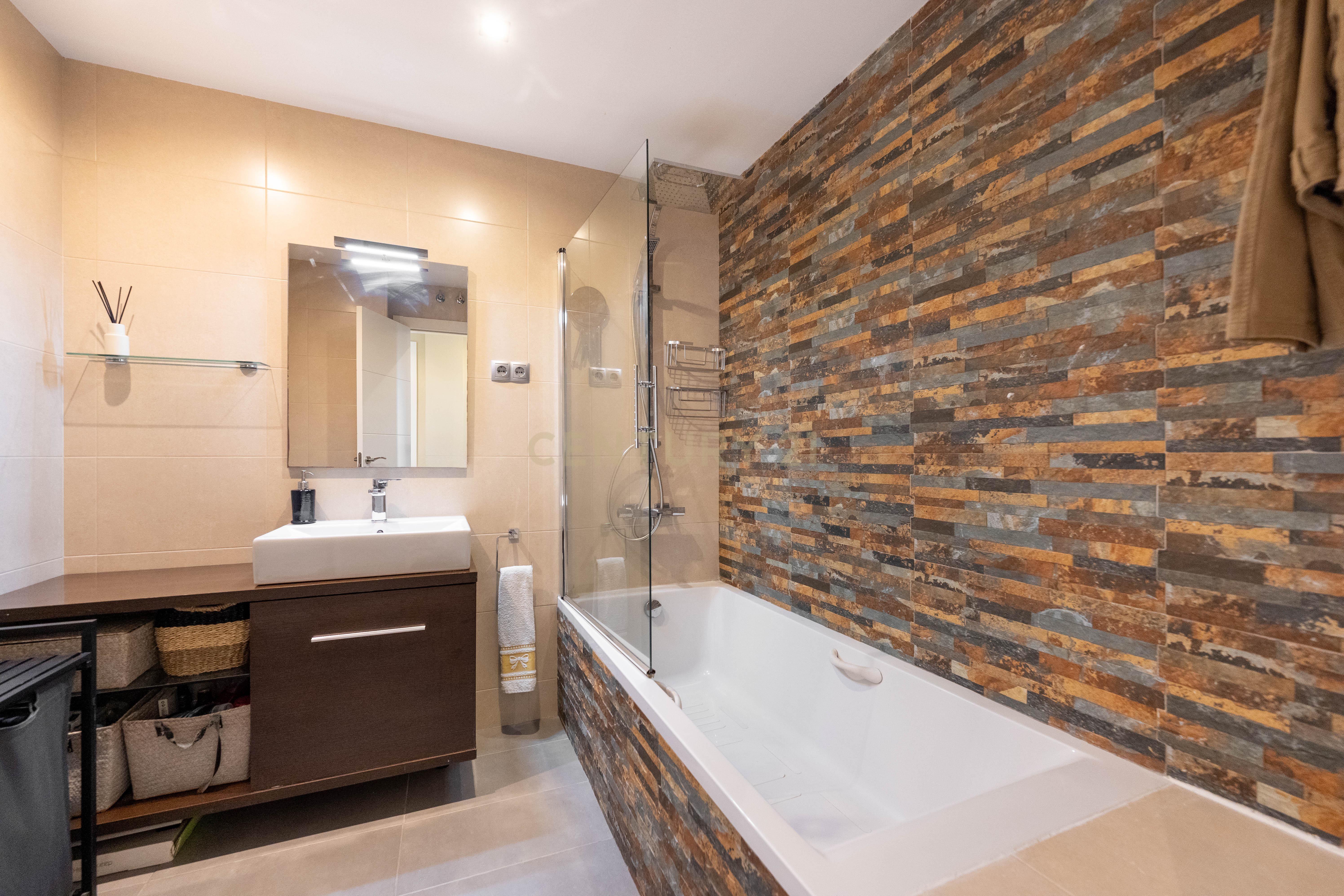 Vive numa urbanização com jardim e piscina. - Image 23