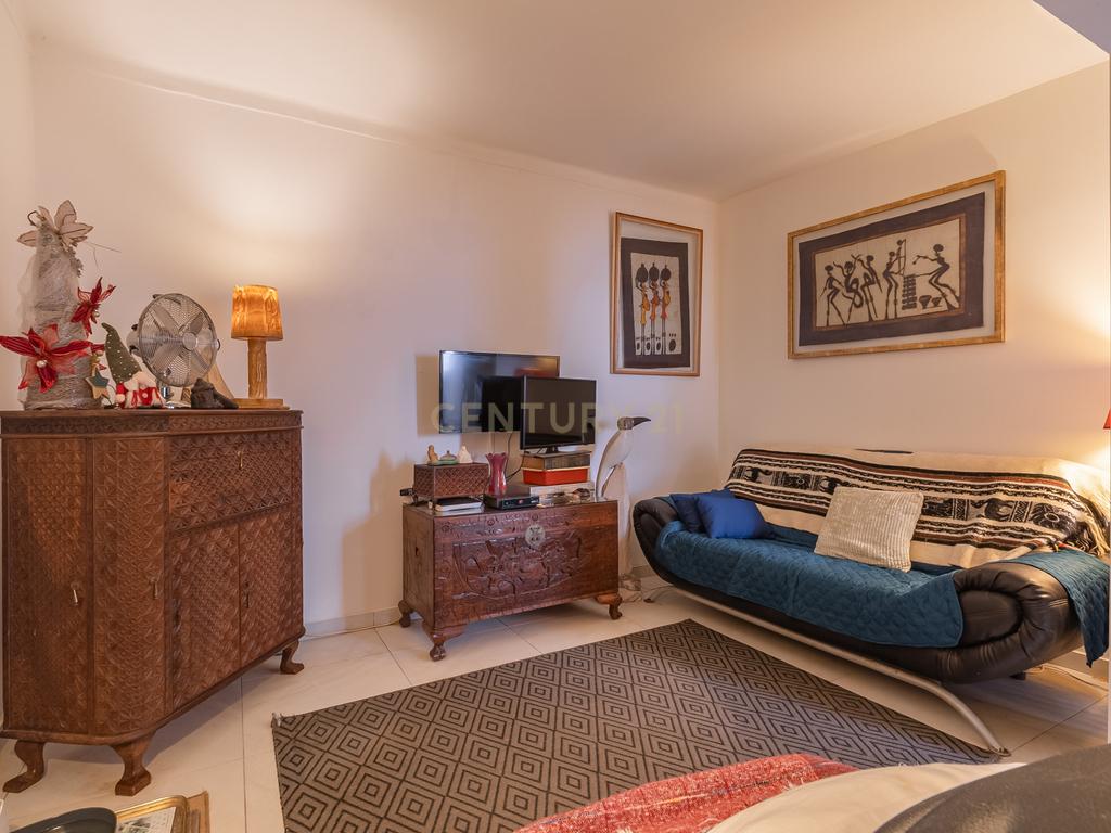 Casa T2 em Faro, Lagos - Localização Privilegiada e Conforto - Image 8