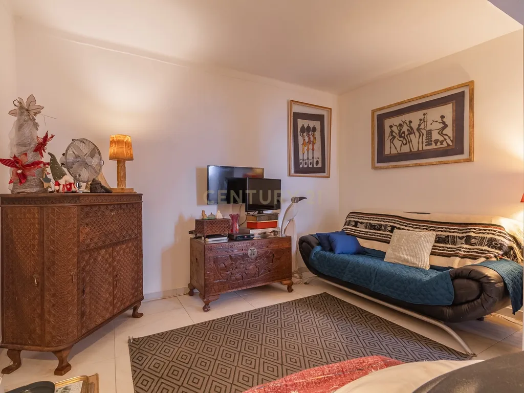 Casa T2 em Faro, Lagos - Localização Privilegiada e Conforto - Image 8