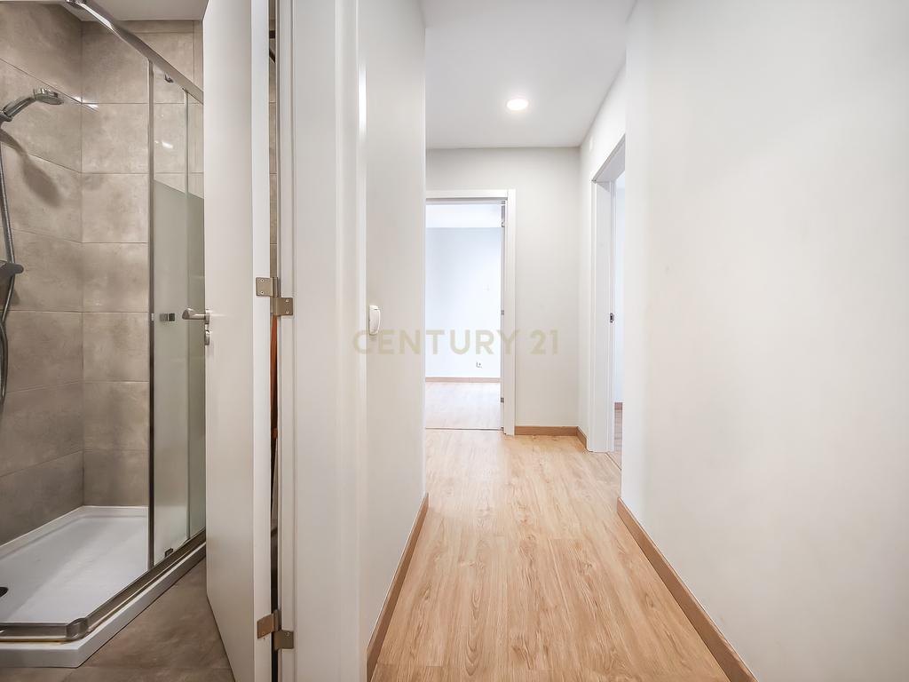 Apartamento Renovado em Cascais com 3 Quartos e Varanda - Image 14