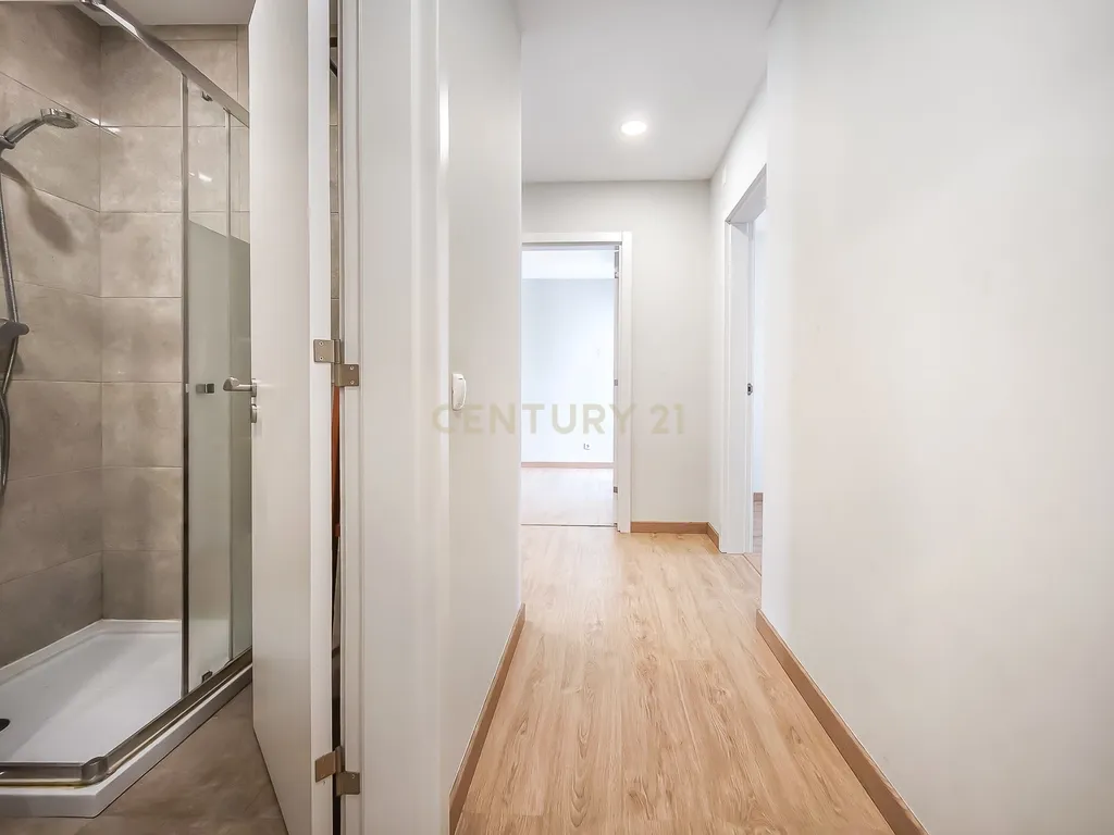 Apartamento Renovado em Cascais com 3 Quartos e Varanda - Image 14