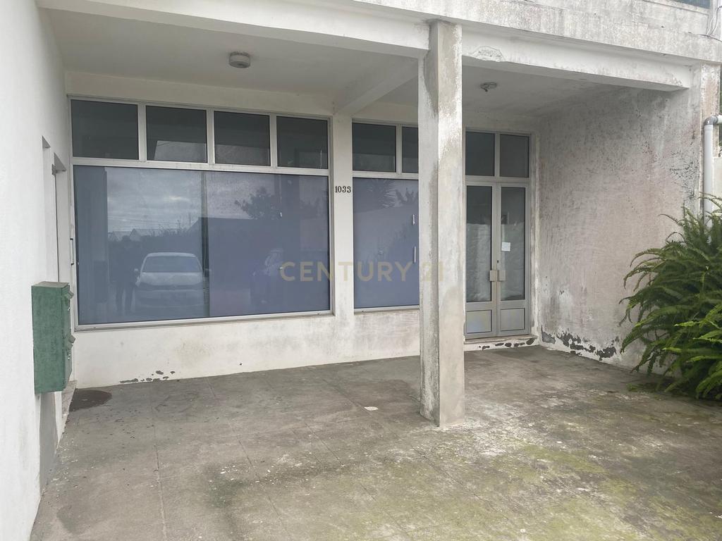Invista no Futuro: Espaço Comercial na Ribeira Grande - Image 2