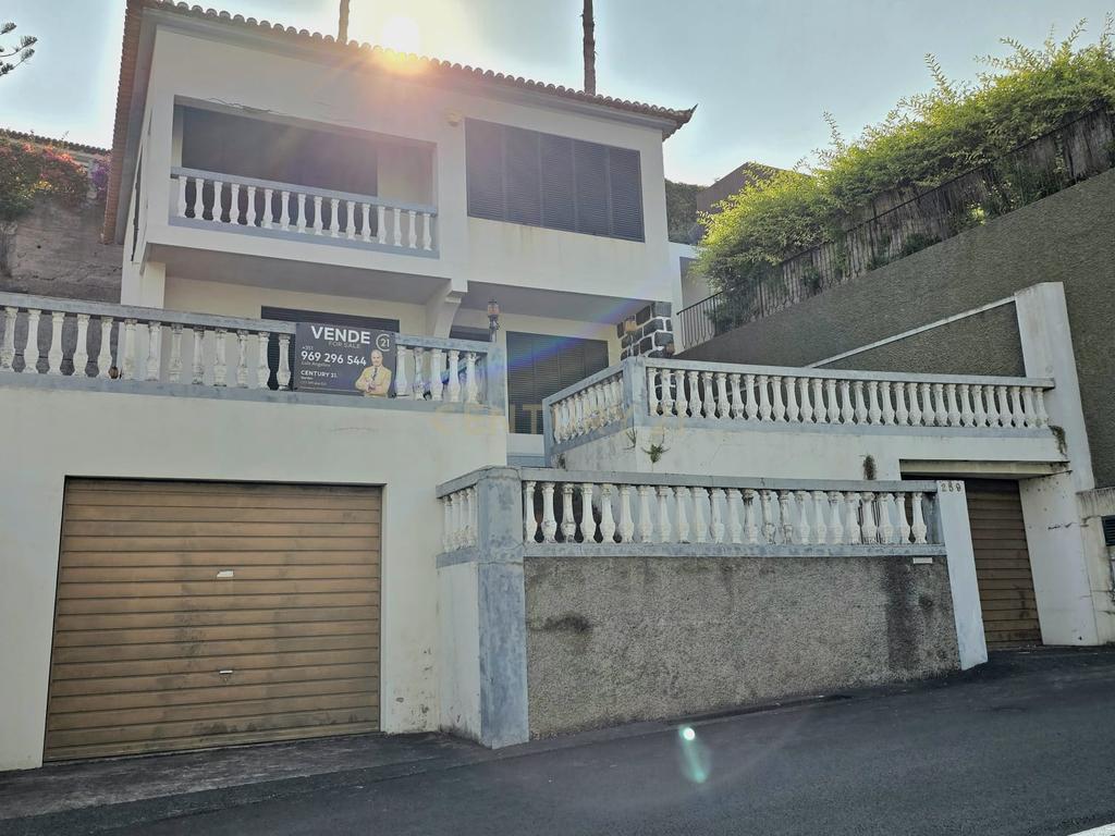 Moradia para Recuperação em Funchal, Madeira - Image 1