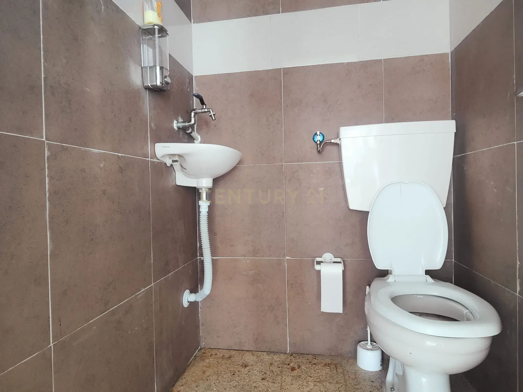 Prédio Bi-Familiar T2 e 2 Anexos Tipologia T1 Em Zona Residencial Tranquila Na Póvoa de Santo Adrião  - Image 9