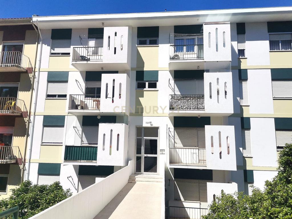 Apartamento T1 c/ garagem- Bairro de Celas - Image 1