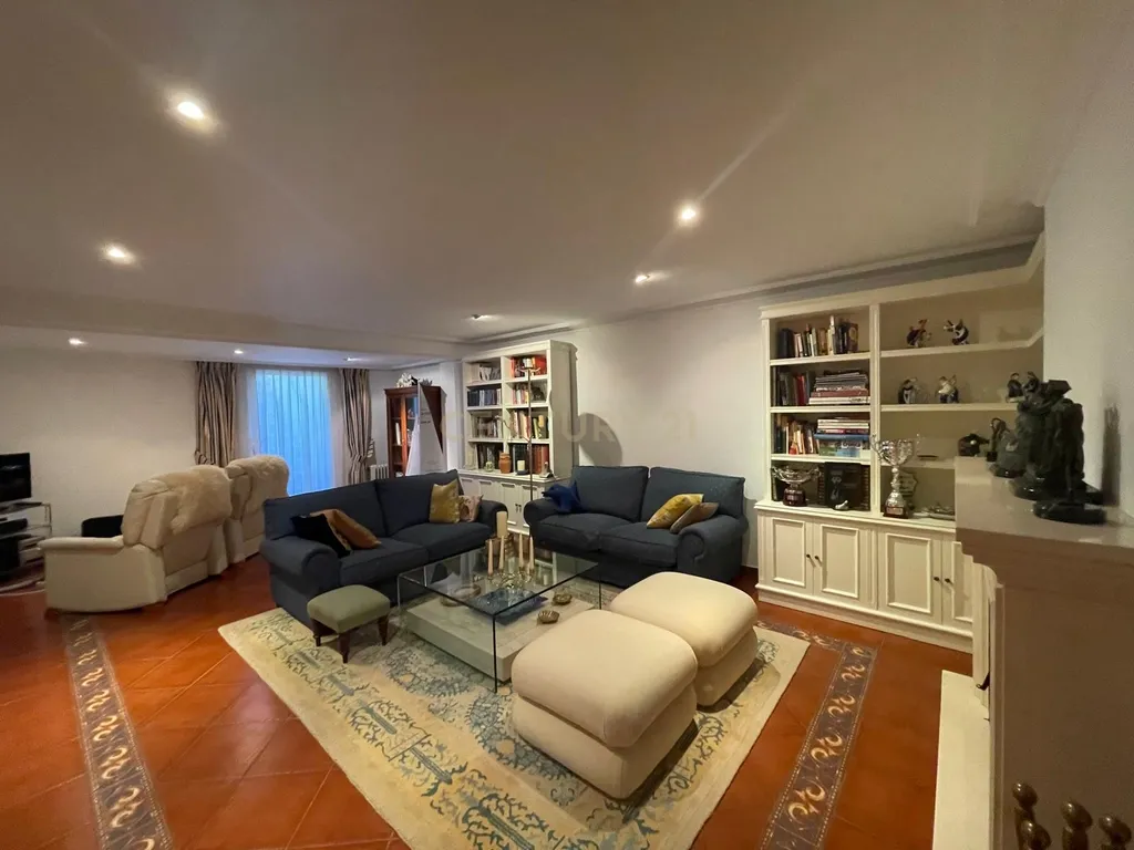 Luxuosa Moradia Renovada em Madrid com Vista para a Cidade - Image 3