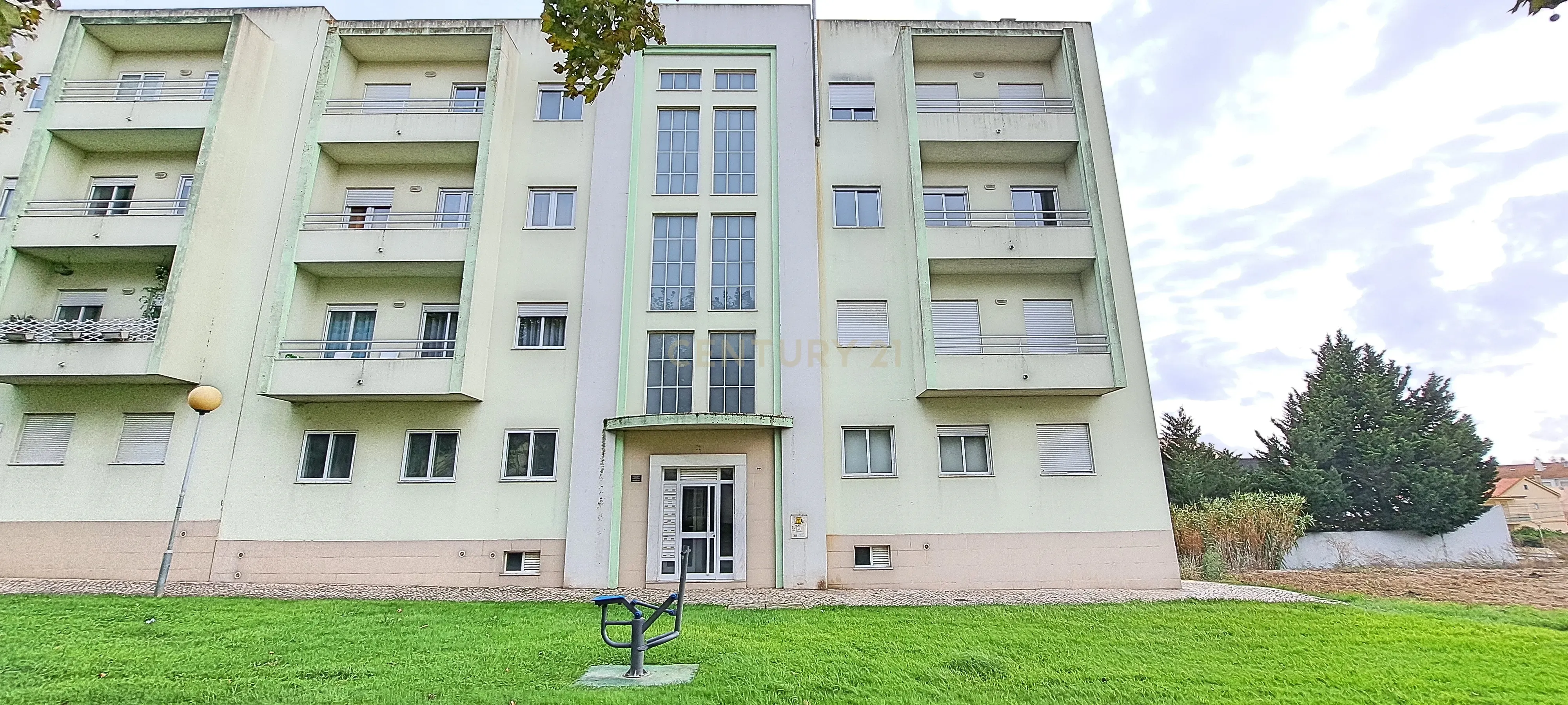 Apartamento T2 com arrecadação e lugar de garagem no Montijo. - Image 1