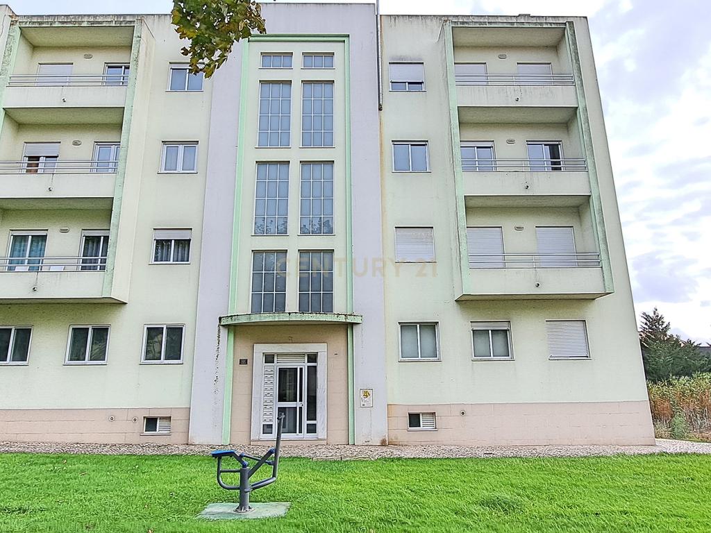 Apartamento T2 com arrecadação e lugar de garagem no Montijo. - Image 1