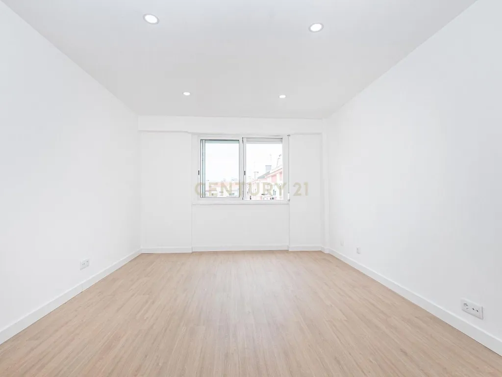 Apartamento T3 com Terraço/ Remodelação Total (Queluz) - Image 8
