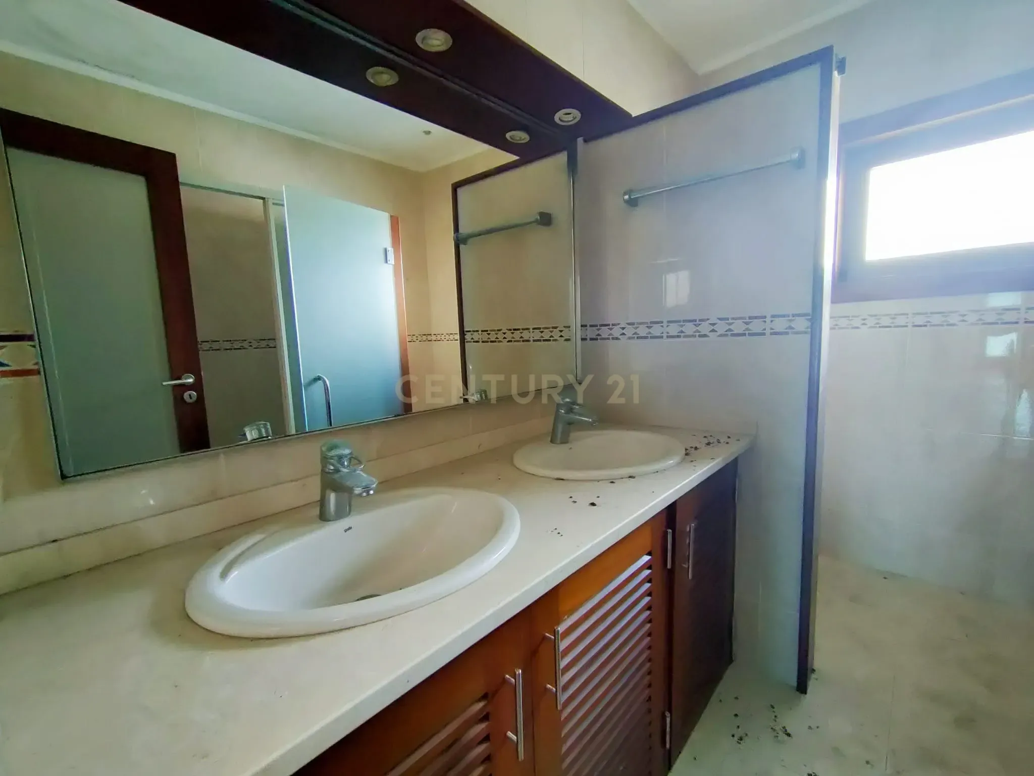 Moradia T5 com piscina a 50 metros da praia e da Avenida dos Banhos na Póvoa de Varzim - Image 39